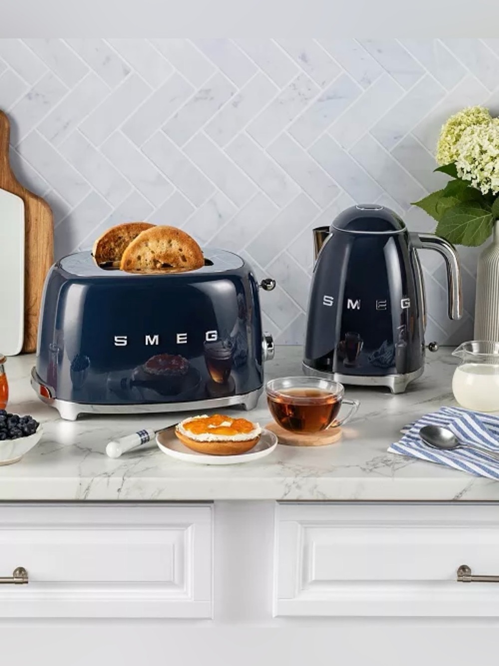 SMEG Electric Kettle - Picture 2 of 9
